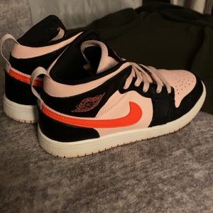 Nike Jordan 1 Mid (PS)
Athmosphere/Infrared 23/Black
Size US 1Y